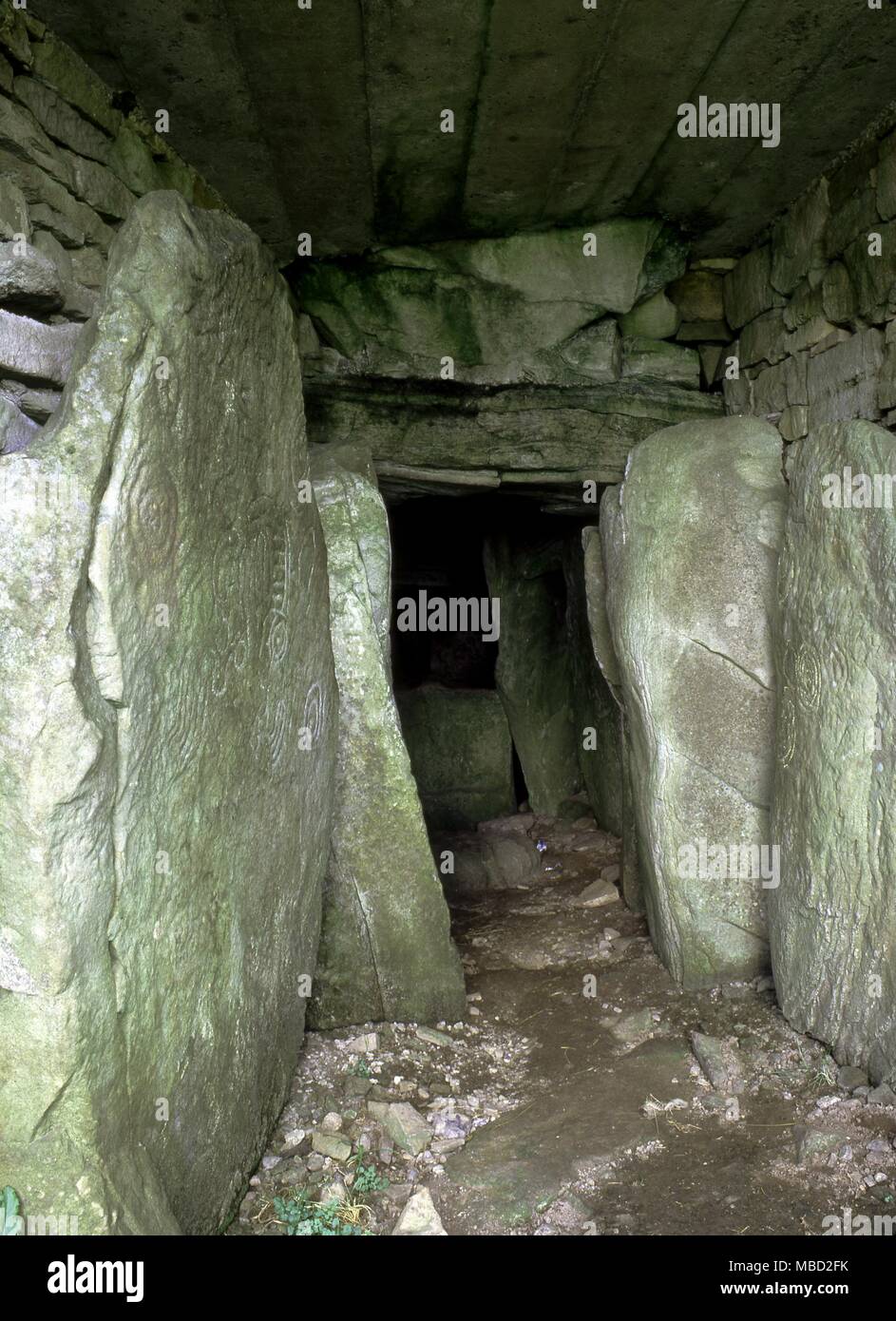 Ingresso e passaggio in prehistoic cairn T a Loughcrew in Irlanda. Esso è orientato all'alba del solstizio d'inverno, che illumina un simbolo pietra all'estremità del canale di passaggio. c.3,000 BC Foto Stock