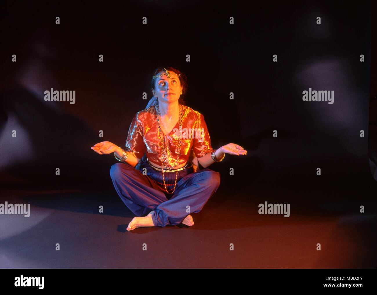 Signora meditando in una posizione di yoga. Foto Stock