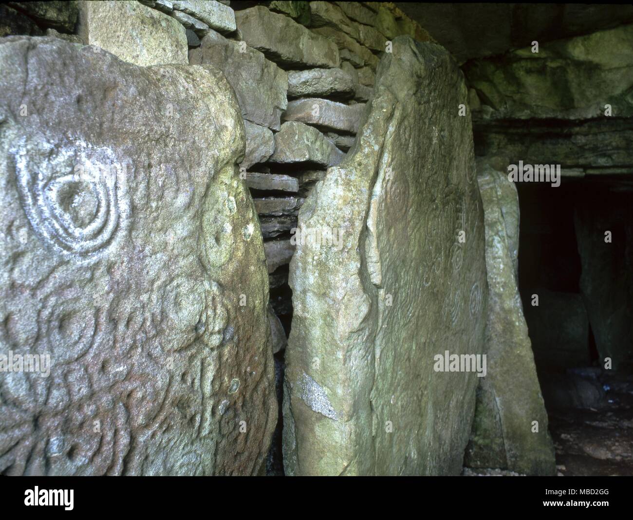 Ingresso e passaggio in prehistoic cairn T a Loughcrew in Irlanda. Esso è orientato all'alba del solstizio d'inverno, che illumina un simbolo pietra all'estremità del canale di passaggio. c.3,000 BC Foto Stock