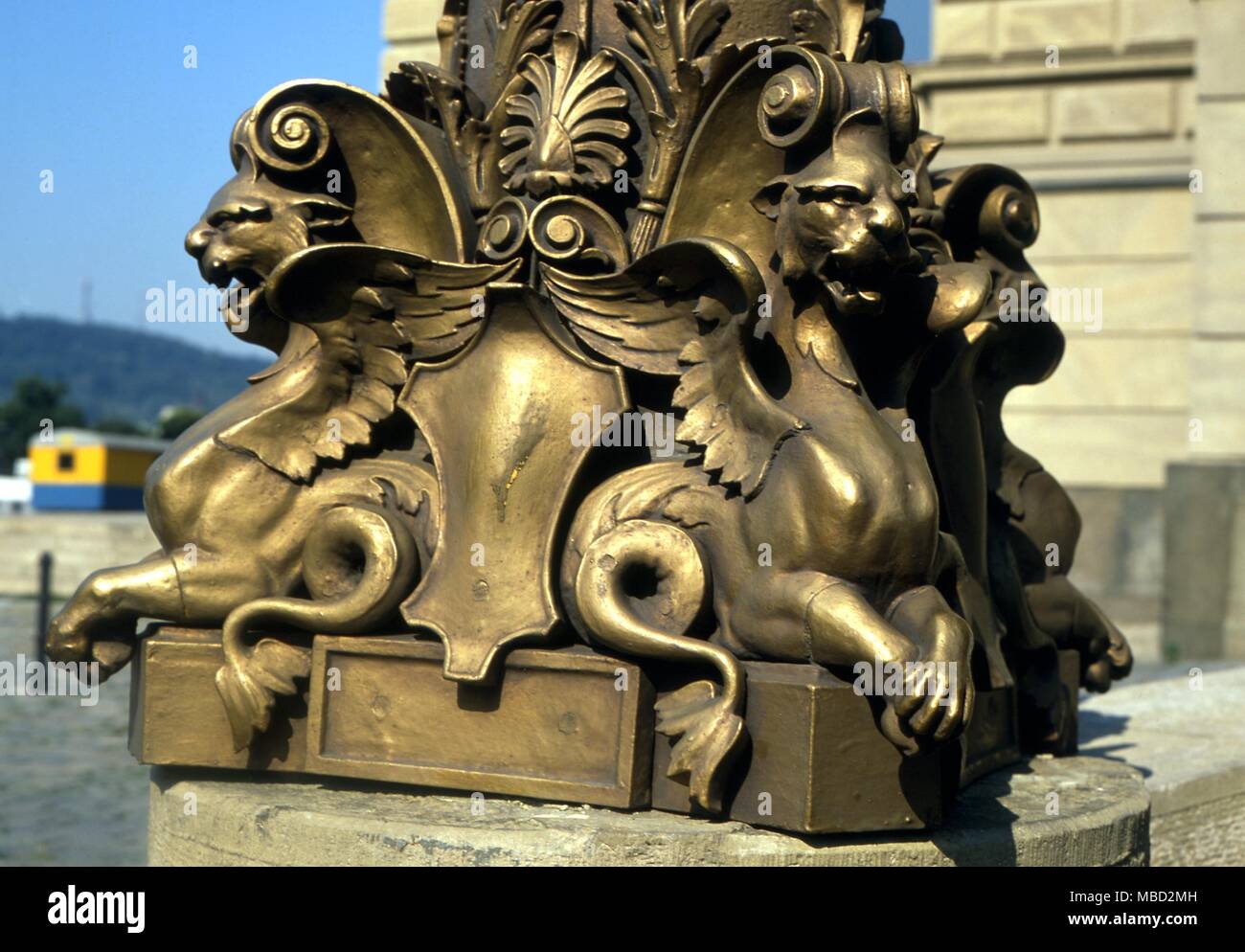 Mostri. Sulla base di un piedistallo di luce in una strada di Praga è un leone alato con pesce -come tail. Foto Stock