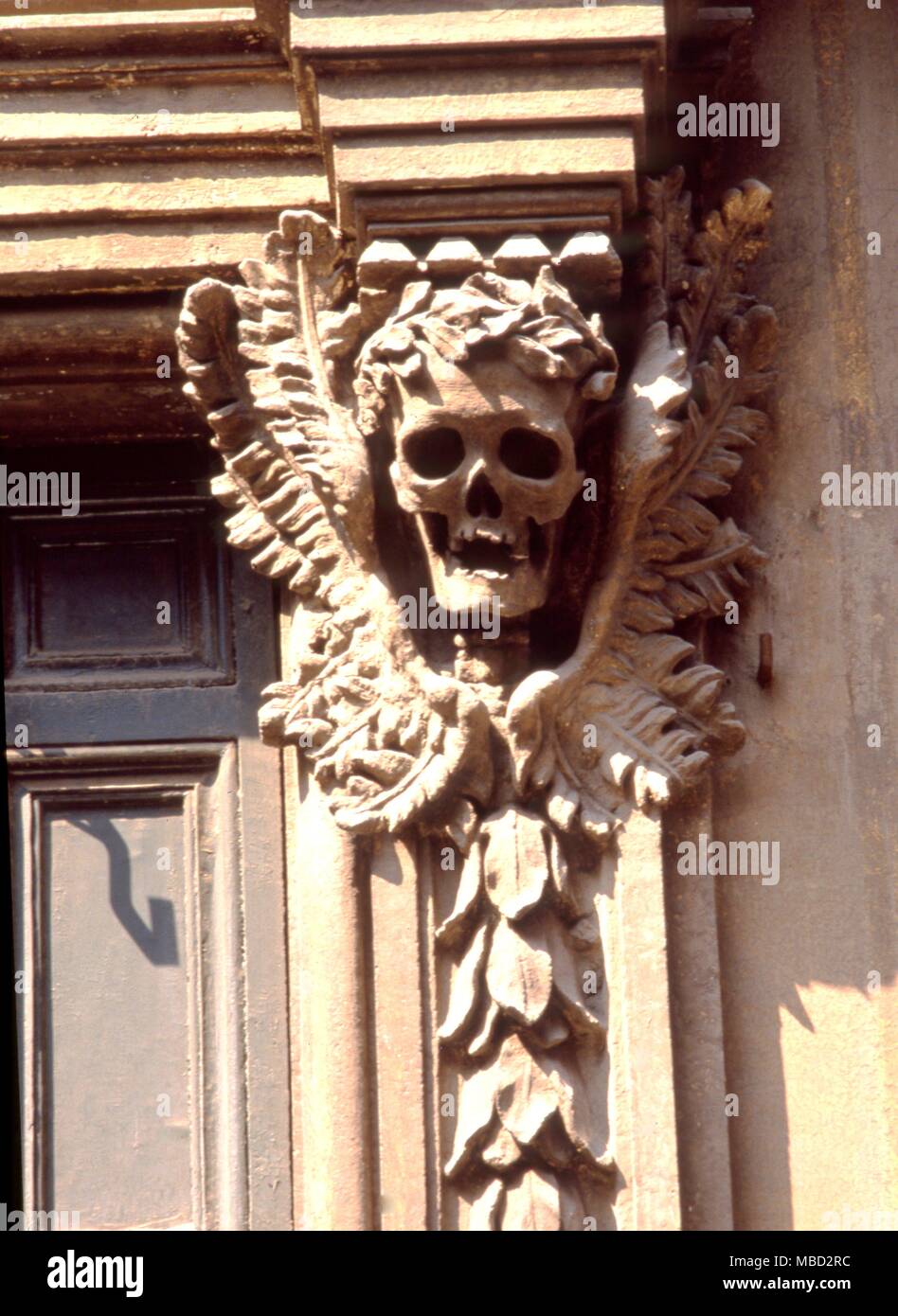 Cranio sulla facciata della chiesa di Santa Maria dell'Orazione della Morte in Via Giulia, Roma. Foto Stock