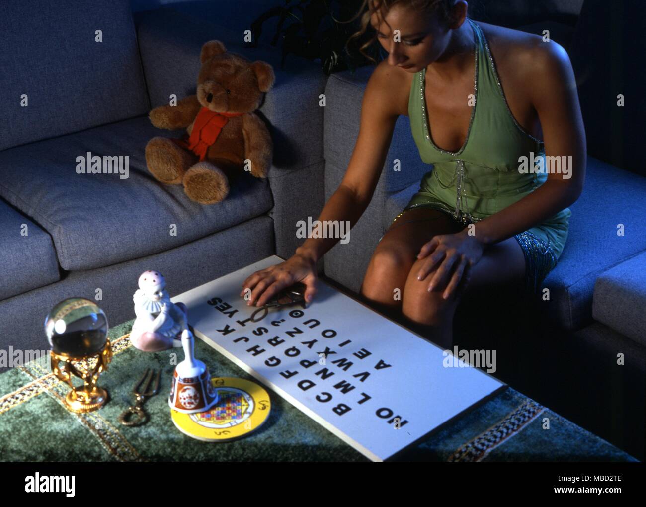 Ouija - Giovane ragazza utilizzando la planchette su un ouija board - © / CW Foto Stock