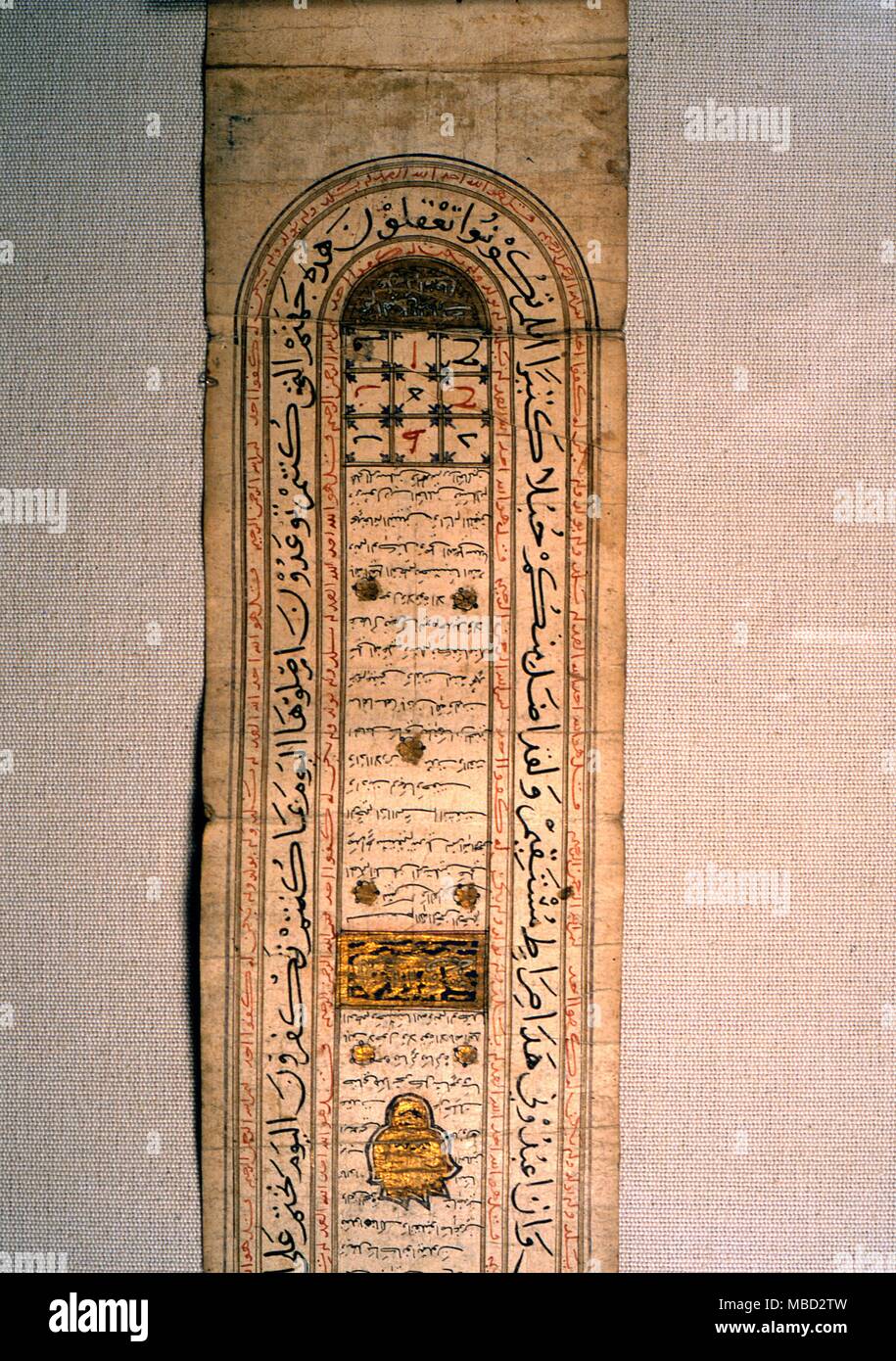 La numerologia - quadrato magico di Saturno (in sei cerchi in cima) come parte di un complesso arabo amuletic scorrere, probabilmente realizzati in Egitto, del XVI secolo. Dal Dar al Athar al Islammiyah, Kuwait. Il dato numerico totale di piazza è 45. - © / CW Foto Stock