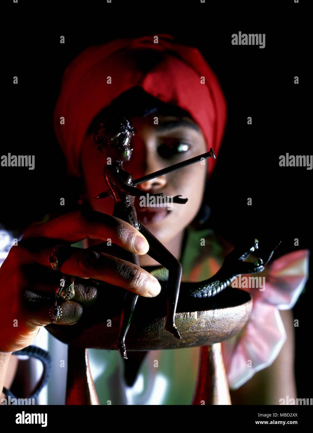 Magia Voodoo. Una piccola bambola inchiodato attraverso per portare malattie o addirittura la morte per la persona che rappresenta. Foto Stock