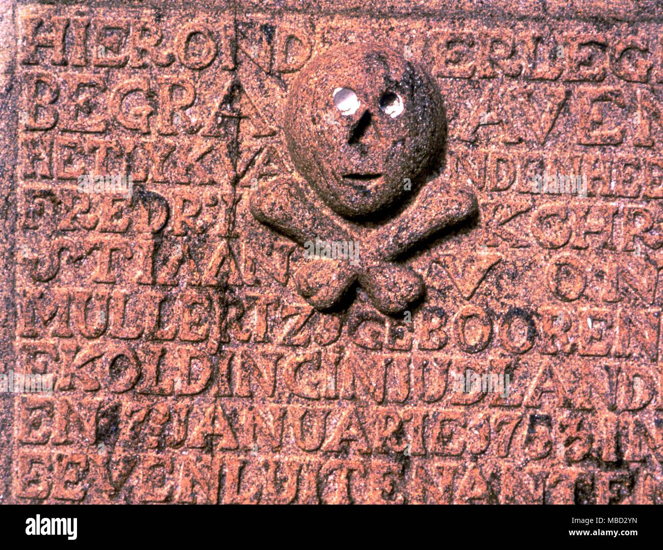 Il Teschio e Ossa Croce su una tomba olandese a Galle nello Sri Lanka Foto Stock