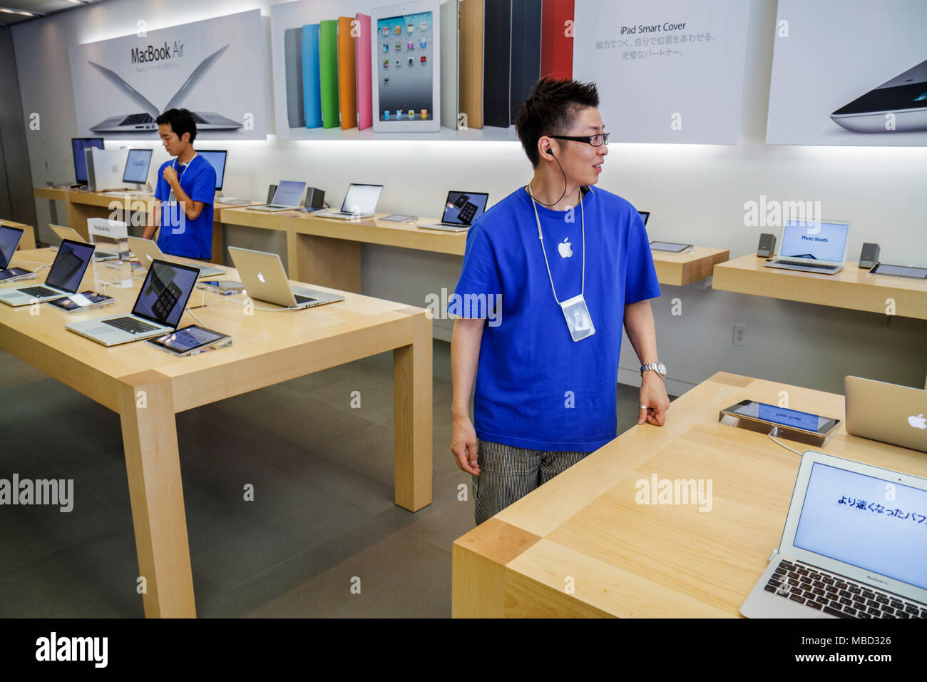 Tokyo Japan,Asia,Orient,Ginza,Chuo Dori Street,kanji,personaggi,simboli,Inglese Giapponese,shopping shopper shopping negozi mercati mercati mercati marketpla Foto Stock