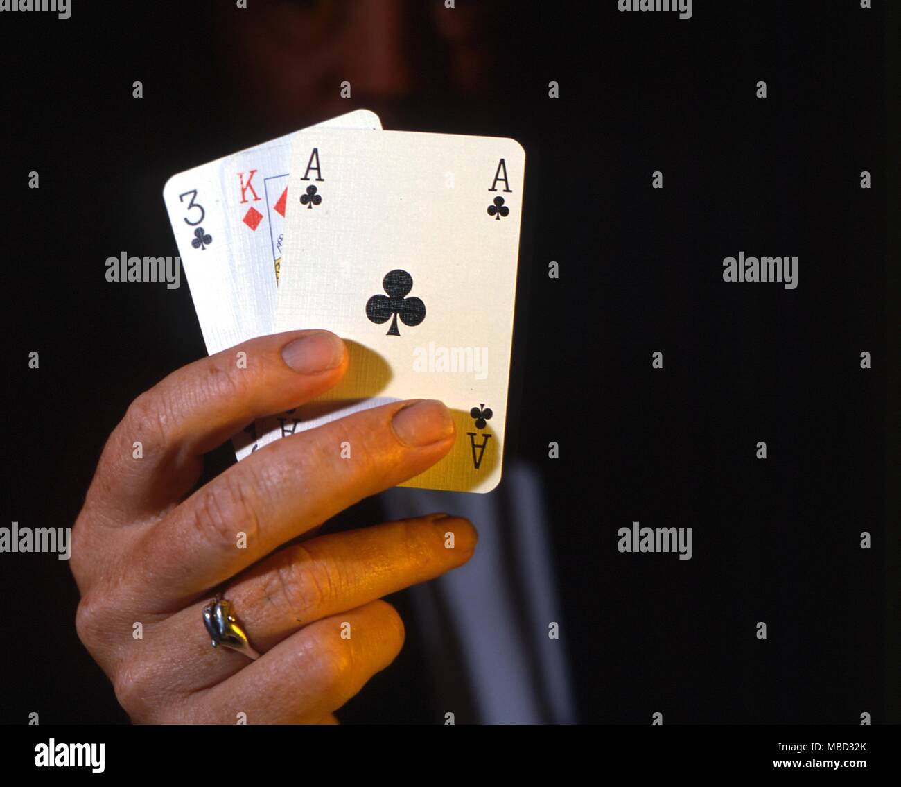 Stage Magic - Scheda trucchi mago fanning ciò che appare essere tre carte. Ace, Re e tre. Foto Stock
