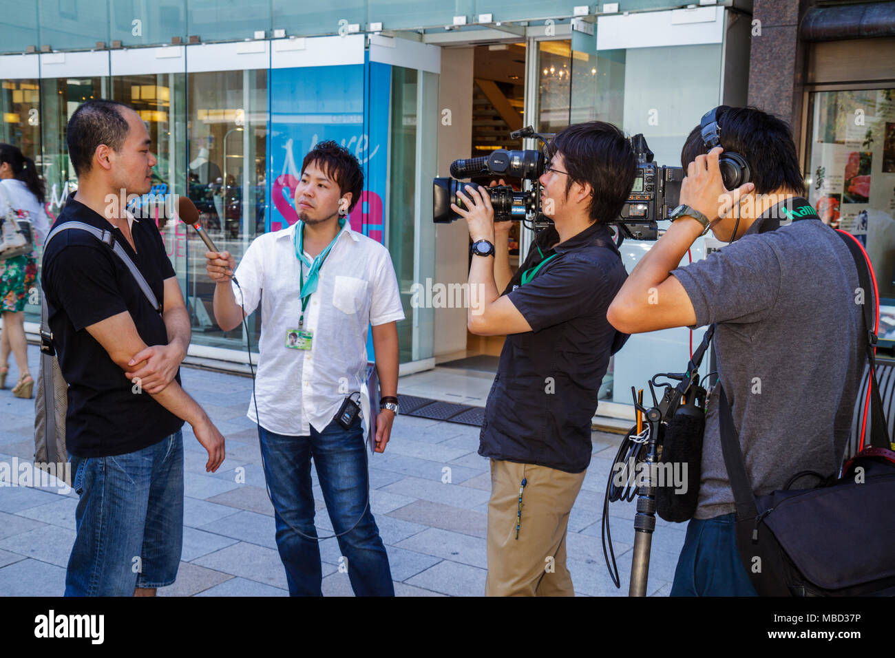 Tokyo Japan,Ginza Chuo Dori Street Asian Oriental,uomo uomini maschio adulti,TV media videocam videocamera telecamere crew,giornalista REP Foto Stock