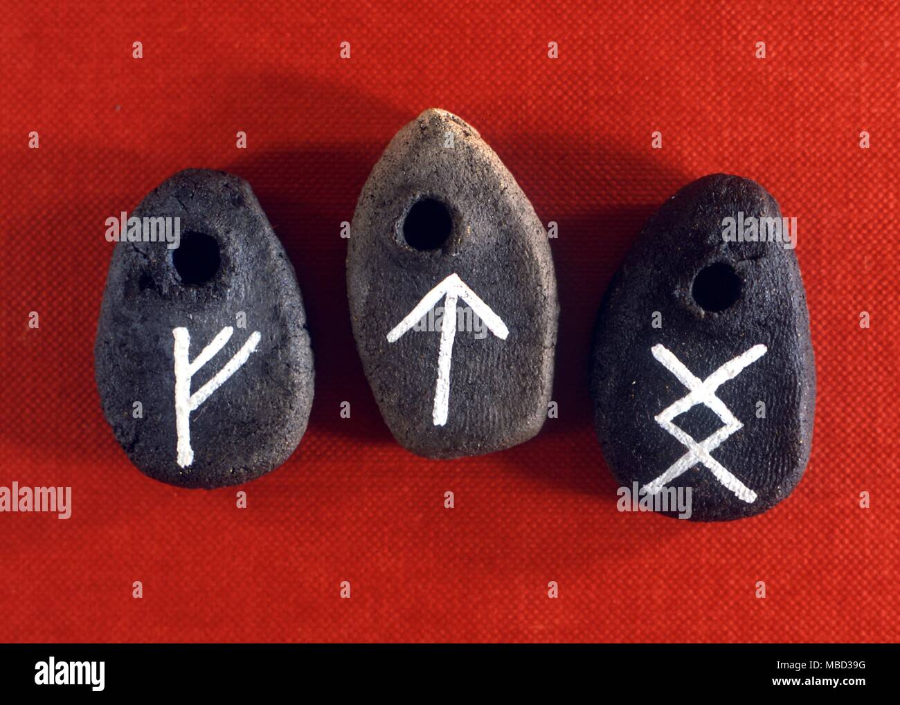 Rune pietre utilizzate in divinazione. Da sinistra a destra le rune forme  per Fech (ricchezza) TIR (albero) e Ing (significato sicuri Foto stock -  Alamy