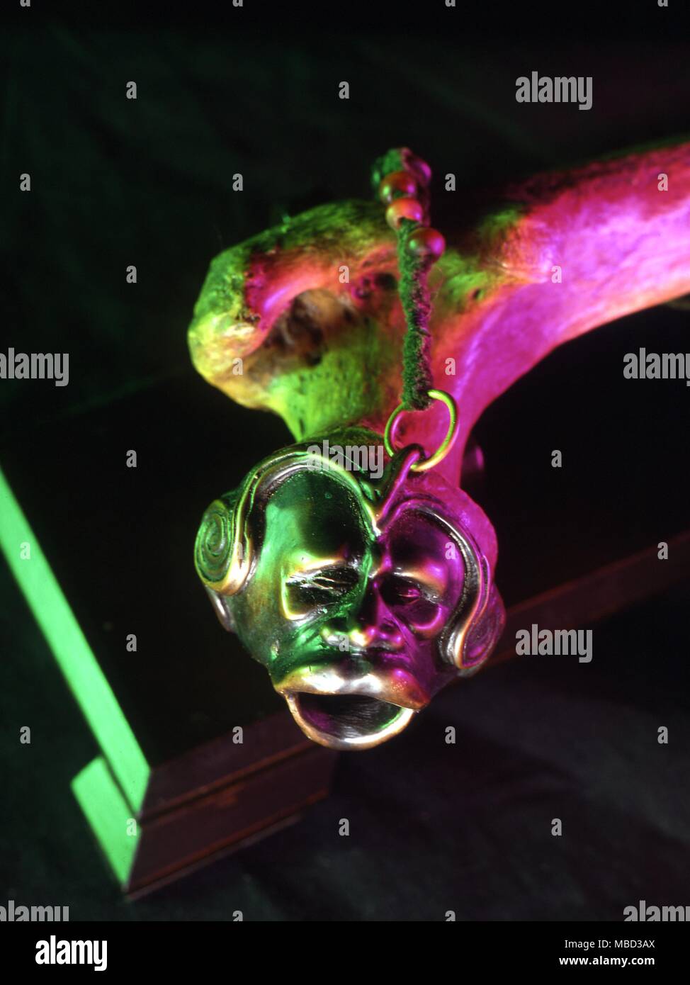 Sciamano tromba. Foro di sfiato di uno sciamano tromba realizzata da un essere umano del femore. Foto Stock