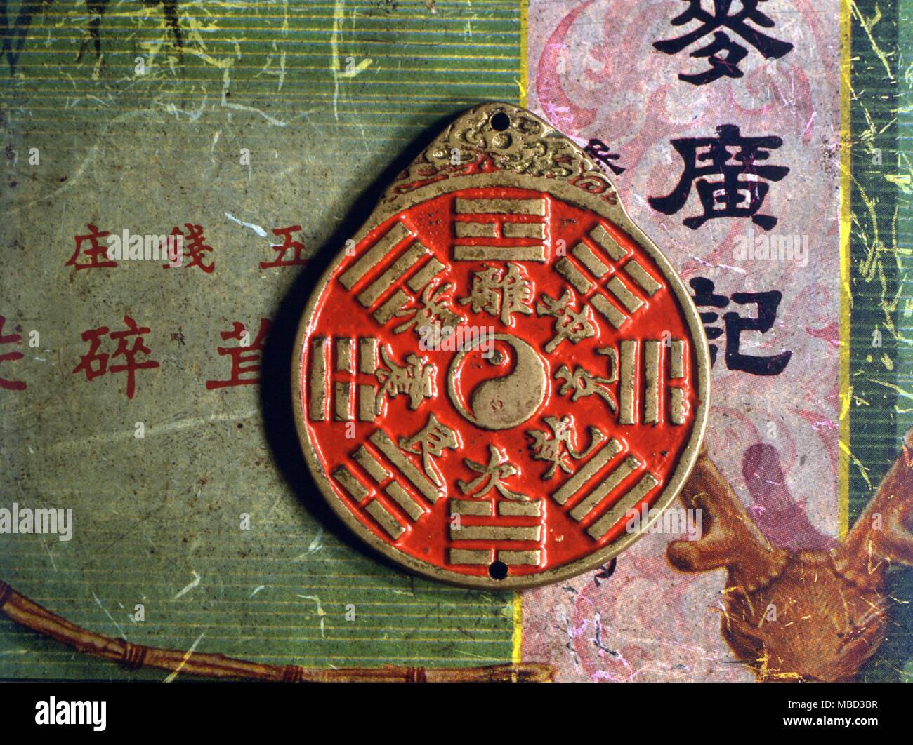 Simboli - Yin Yang. Yin Yang (tai chi) rappresenta il dualismo che sta alla radice della filosofia Taoista. Otto trigrammi intorno al centro con i corrispondenti caratteri cinesi. Foto Stock