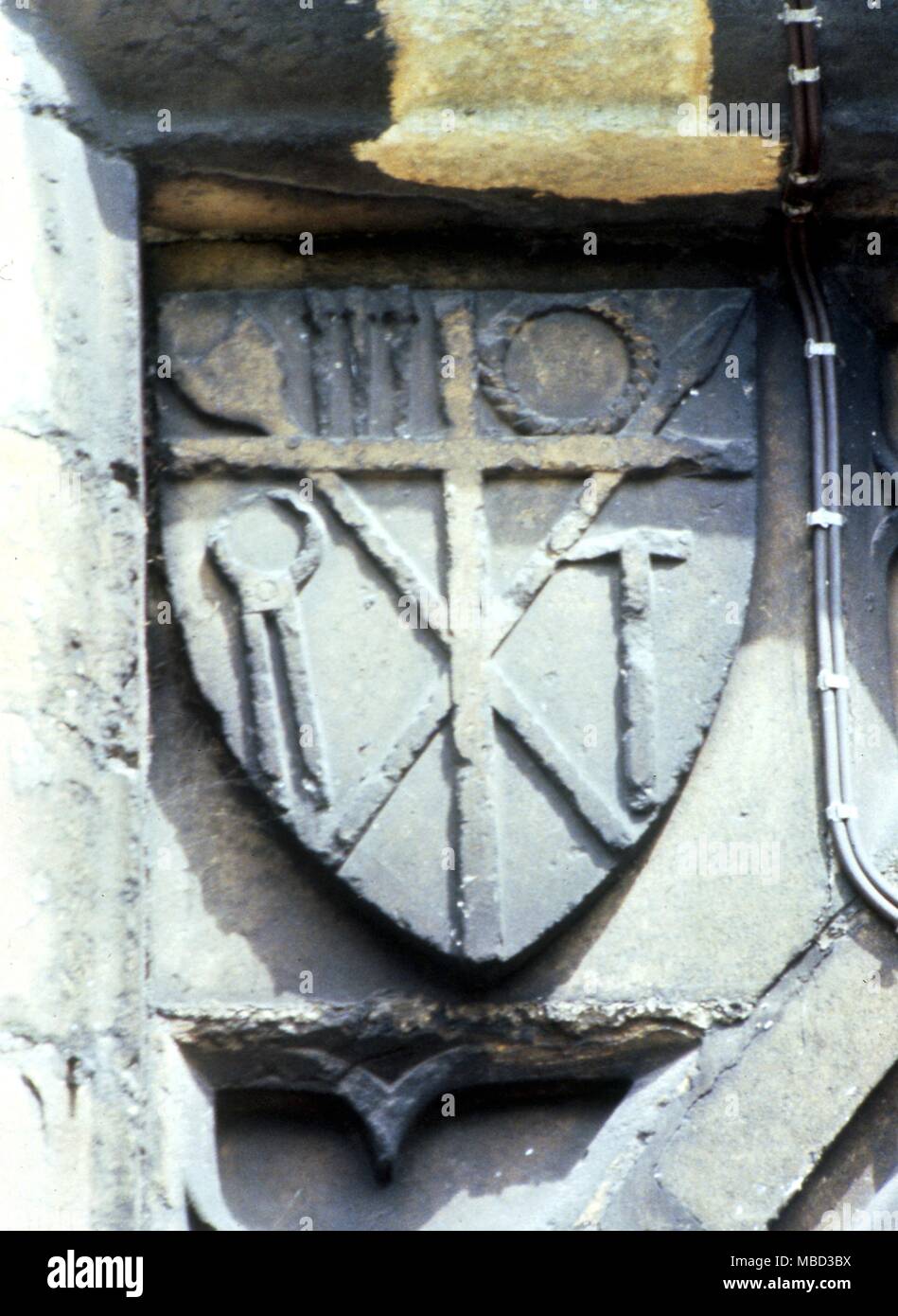 Simboli - Arma Christi. I bracci di Cristo con gli strumenti della sua passione su la chiesa di Santa Maria Vergine, Bottesford. Foto Stock