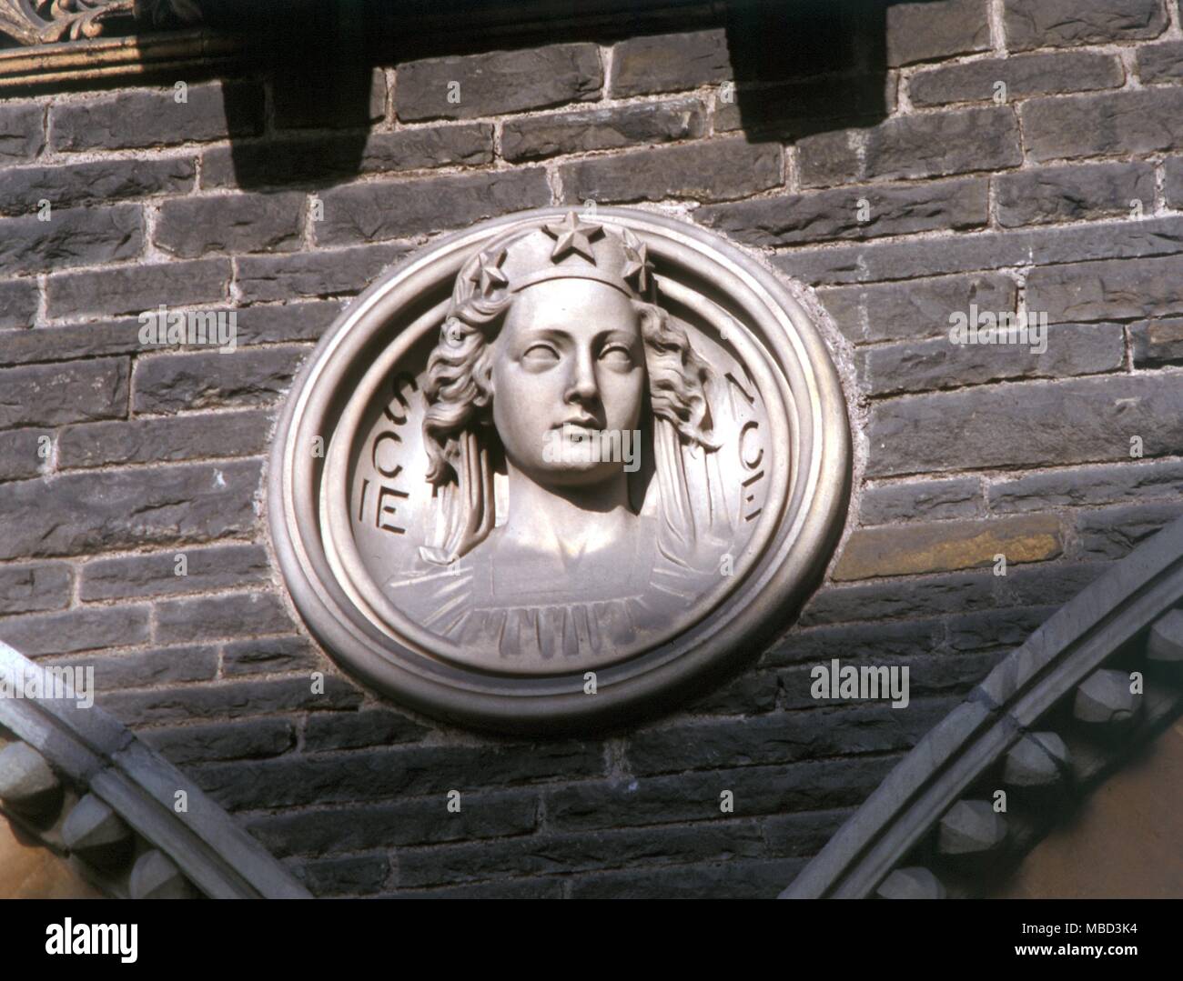 Simboli - la scienza. Un volto scolpito, personificazione della tecnica della scienza. La facciata della Biblioteca e Museo, Hereford. Foto Stock