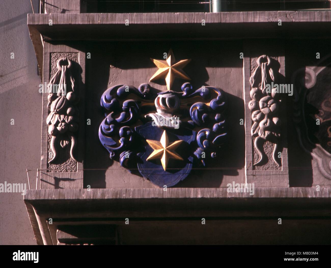 Simboli - Stelle. Intaglio del legno come un dispositivo araldico su una casa medioevale in Svizzera Foto Stock