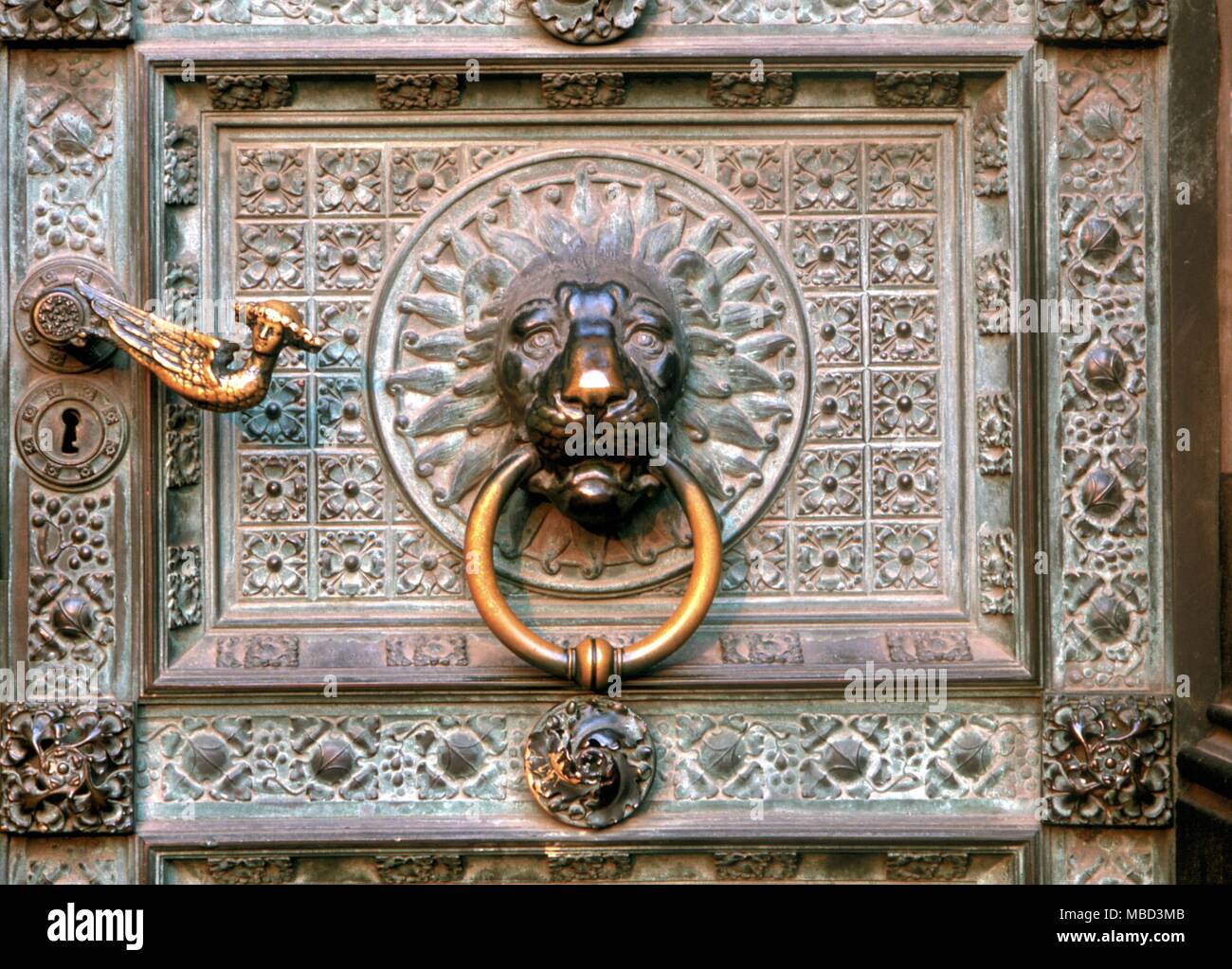 Simboli - Lion e Demon forme simboliche sull'ornato intagliare sulla porta della Cattedrale di Colonia Foto Stock
