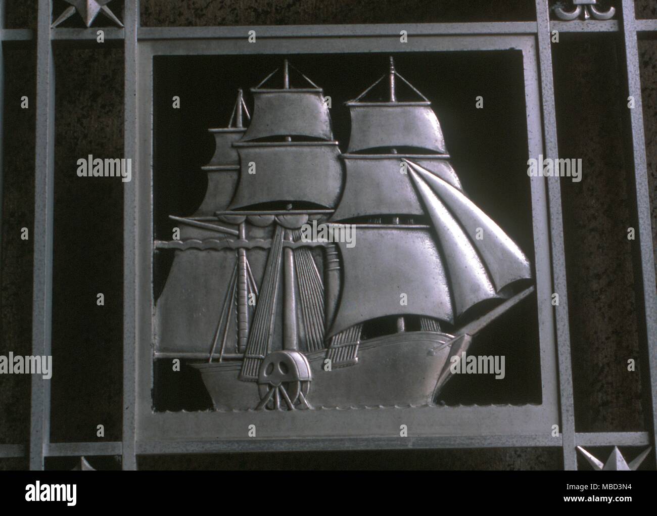 Simboli di nave - la nave che naviga sul mare di spirito è il simbolo dell'anima umana, diretto dal capitano (l'auto o ego). Lamiera sulla porta della Commissione federale del commercio di Washington DC. Stati Uniti d'America Foto Stock