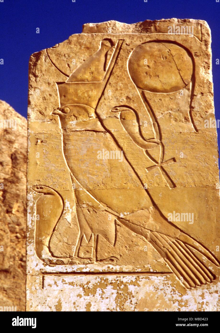 Simboli - Ankh, la sacra ankh, appeso attorno al collo del cobra, collegato con il simbolismo di Horas, il dio del sole. Stele staccata nel temenos del tempio di Amon, Karnak, Egitto.- © / Charles Walker Foto Stock