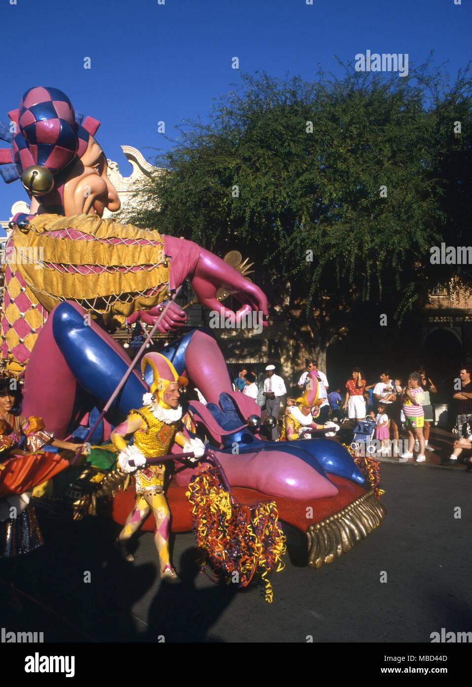 Clown ballare nel carnevale del tempo del partito in Disney, California. - © / Charles Walker Foto Stock