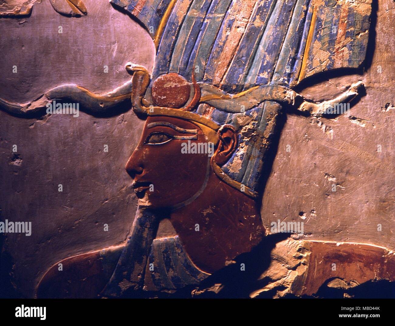 Mitologia egiziana - faraone egiziano re Thuthmosis III indossando Atef corona. Affresco da un tempio in precedenza a Deir al Bahrl, c1450BC. - © / Charles Walker Foto Stock