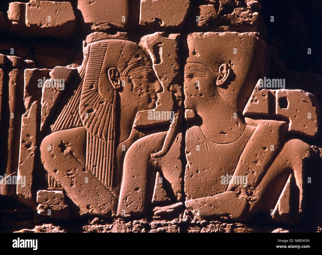 Mitologia egiziana - bassorilievi di varie divinità e faraone sulla facciata del tempio funerario di Hapshepaut, nei pressi di Luxor. - © / Charles Walker Foto Stock