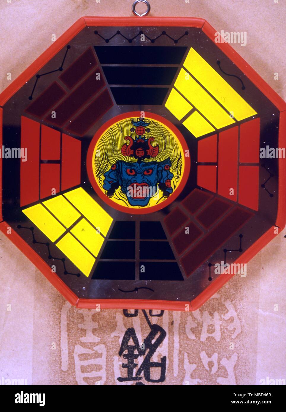 Il Feng Shui - otto trigrammi intorno a un'immagine centrale di una faccia demoniaca, destinato a deviare gli spiriti malvagi. Tali dispositivi sono generalmente appesi sulle pareti, al di sopra di porte o finestre. - ©Charles Walker / Foto Stock