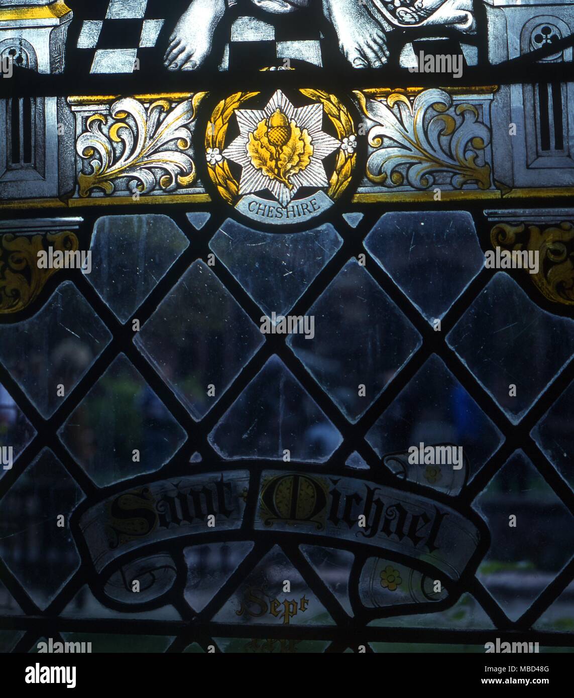 Elementi - sigil per incendio associato con il dominatore del fuoco - San Michele Arcangelo - vetrata nel chiostro della Cattedrale di Cheshire. - ©Charles Walker / Foto Stock