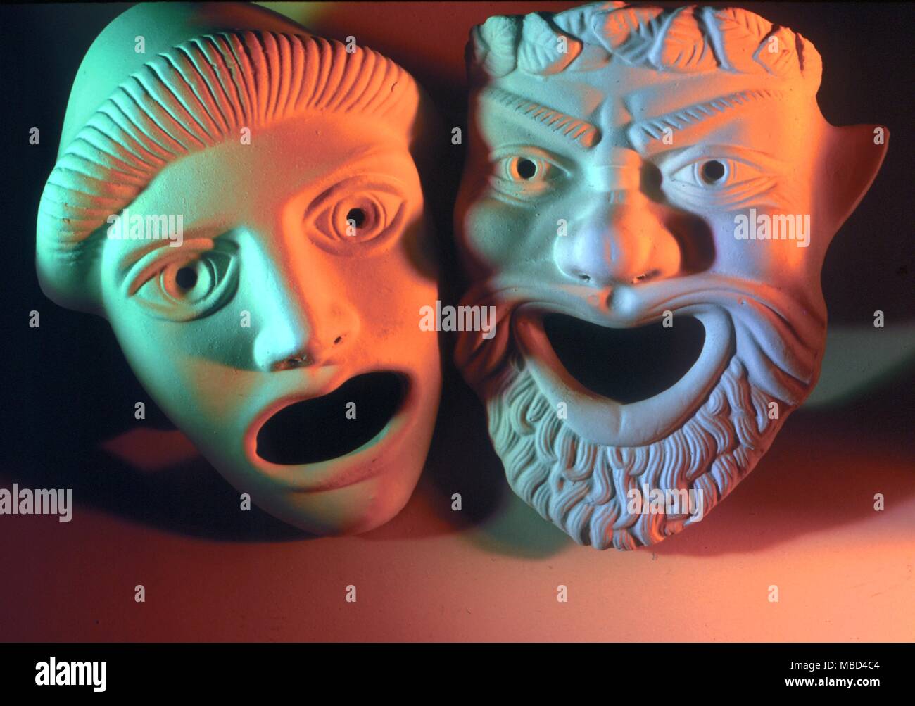 Le maschere - Greco attori' maschere - coppia di maschere teatrali, basate su antiche originali greci: talvolta chiamato la commedia e la Tragedia. - © / Charles Walker Foto Stock