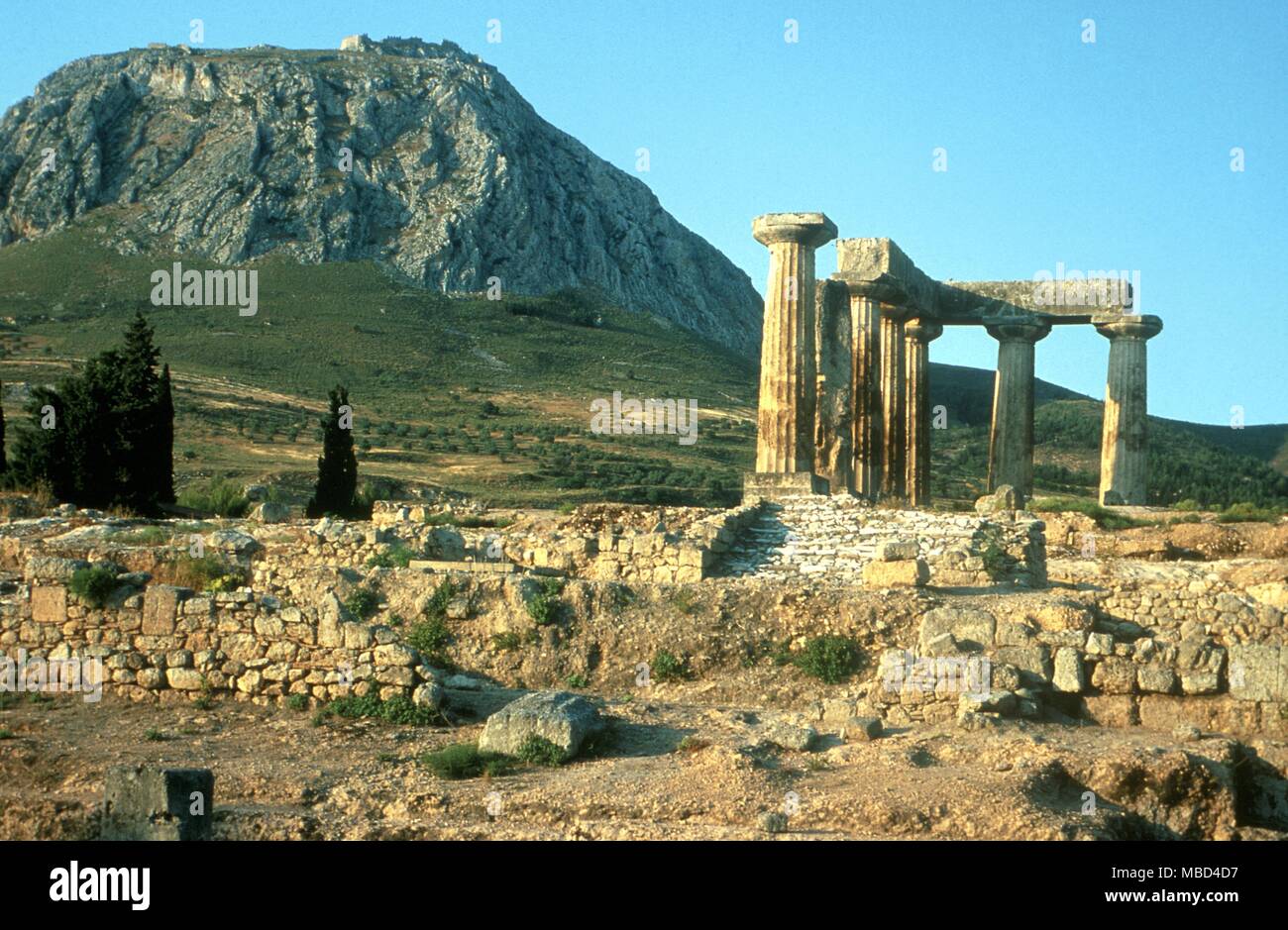 La mitologia. Il tempio di Apollo a Corinto, Grecia. Foto Stock