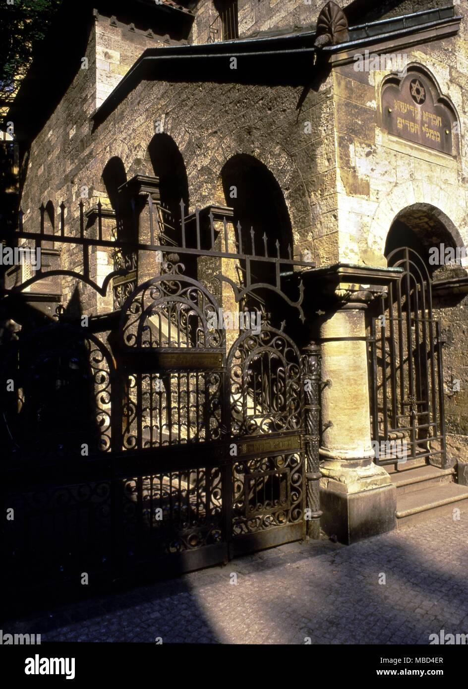 La mitologia ebraica. Il Cerimoniale di casa, Obradni Sin, che ospita il Museo Ebraico di raccolta. È l'ingresso del cimitero ebraico di Praga. Repubblica ceca. Foto Stock