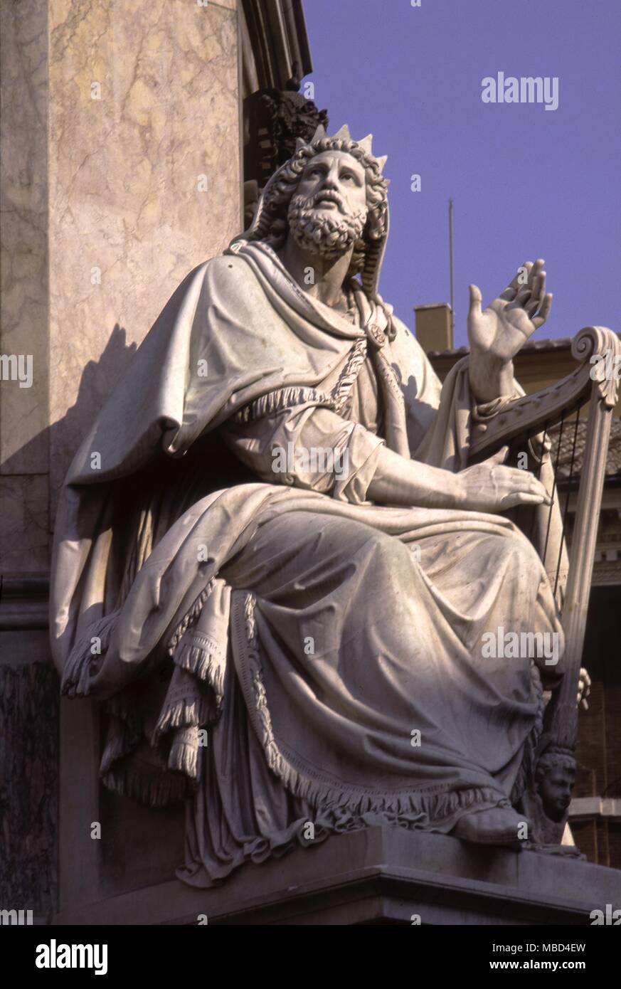 La mitologia ebraica Re Davide che suona la sua arpa. Statua vicino alla scalinata di Piazza di Spagna a Roma. Foto Stock