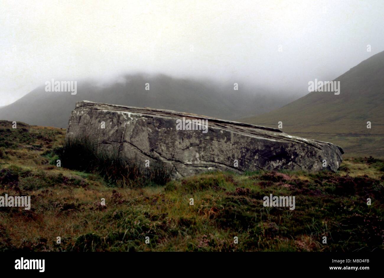 Luoghi strani - Dwarfie stone a Hoye - preistoria centro di iniziazione alle pendici del vulcano di Hoy, che prende il nome da Sir Walter Scott il Dwarfie Stone - © /Charles Walker Foto Stock