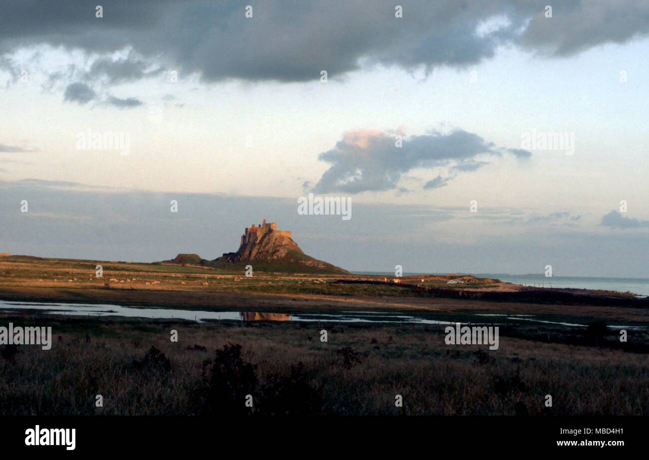 Haunted luoghi - Lindisfarne Castle - principalmente monaco-fantasmi, alcuni dei quali a piedi attraverso le pareti del castello. Anche abbey & Castle ossessionato dal fantasma di San Cutberto (poesia da Sir Walter Scott). Anche Bianco fantasma hound spesso visto. - © /CW Foto Stock