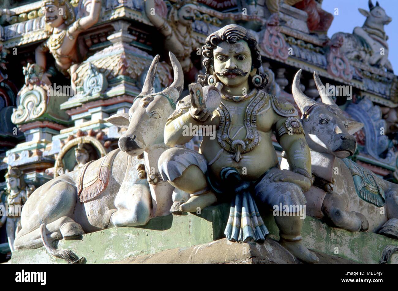 L induismo - mitologia indù - Madras - Dettagli di indù figure mitologiche sulla facciata del tempio Kaapaleeshwara a Madras. - © /CW Foto Stock