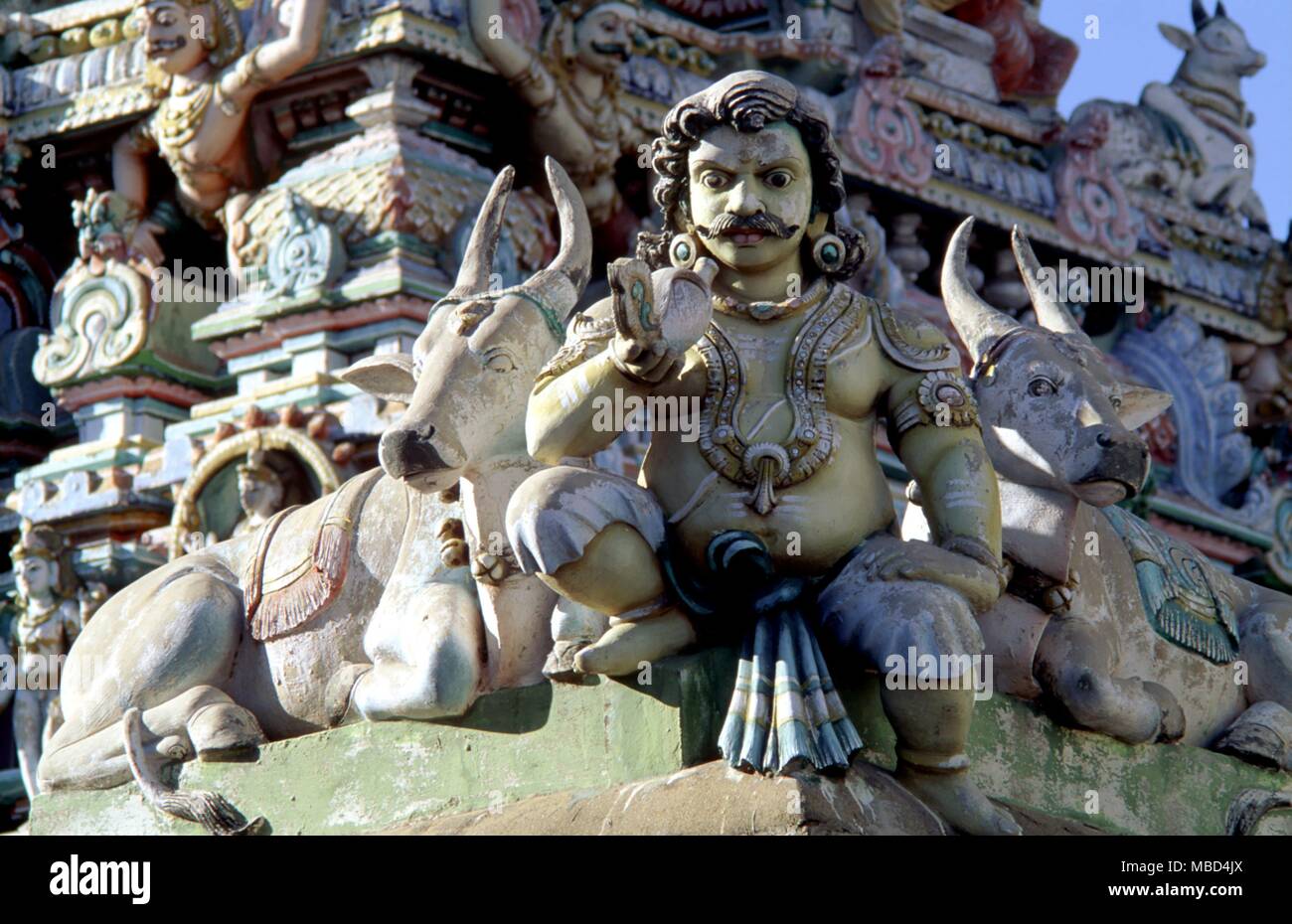 L induismo - mitologia indù - Madras - Dettagli di indù figure mitologiche sulla facciata del tempio Kaapaleeshwara, a Madras, India. - © /CW Foto Stock