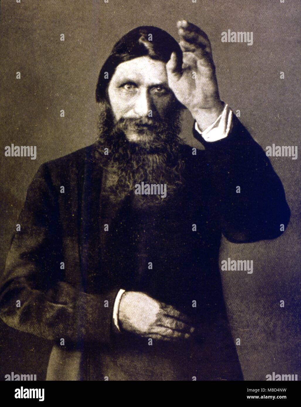 Grigori Yefimovich Rasputin (1871-1916). Rasputin che pongono in atteggiamento di benedire le sue donne discepoli Foto Stock