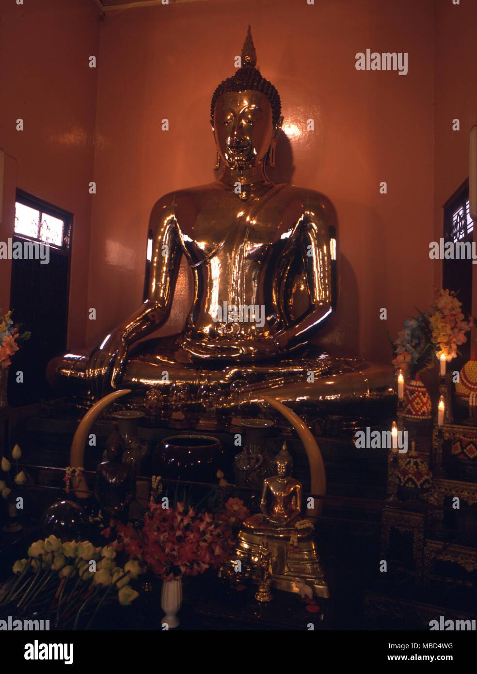 Fiori - omaggi floreali dinanzi all immagine di una statua del Buddha in un tempio in Thailandia. - ©Charles Walker / Foto Stock