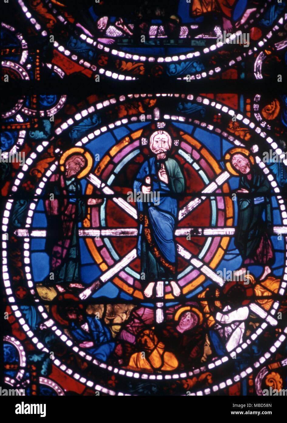 La cattedrale di Chartres, Francia. Ruota della Fortuna le vetrate colorate. Immagini relative alla trasfigurazione Foto Stock
