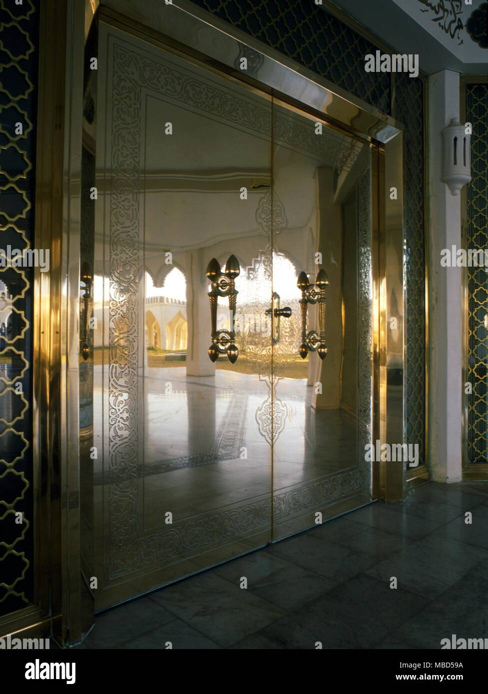 Simboli - porte. Porta simboleggia il passaggio da uno stato al successivo, dalla vita alla morte. Le porte di argento in Ospedale Islamico in Kuwait. Foto Stock