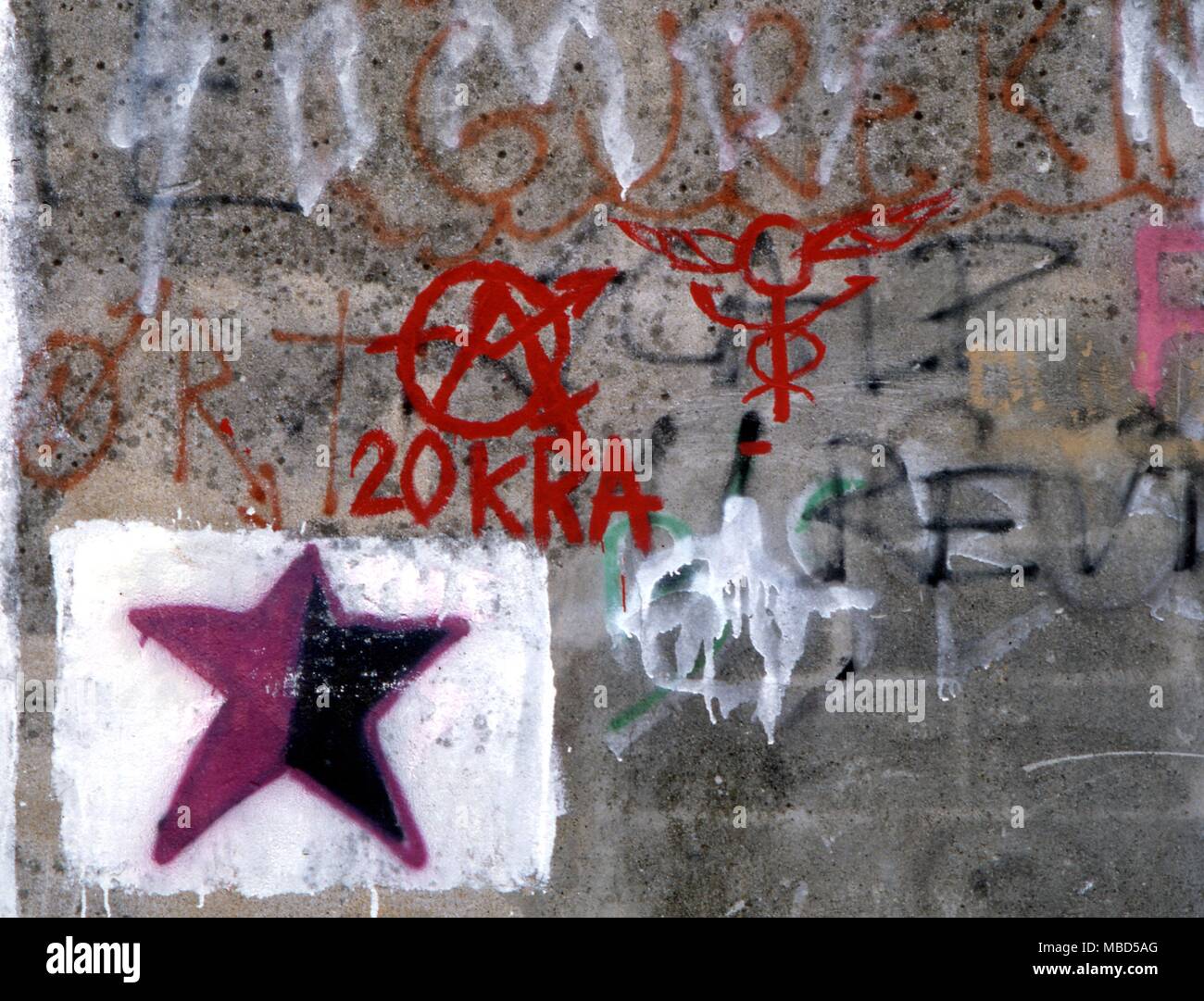 Simboli - caduceo mercurico vari simboli intonacato su una parete a Bayonne, Francia. Foto Stock