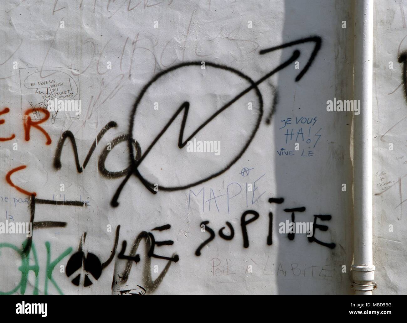 Simboli - CND movimento. Vari simboli intonacato su una parete a Bayonne, Francia. Foto Stock