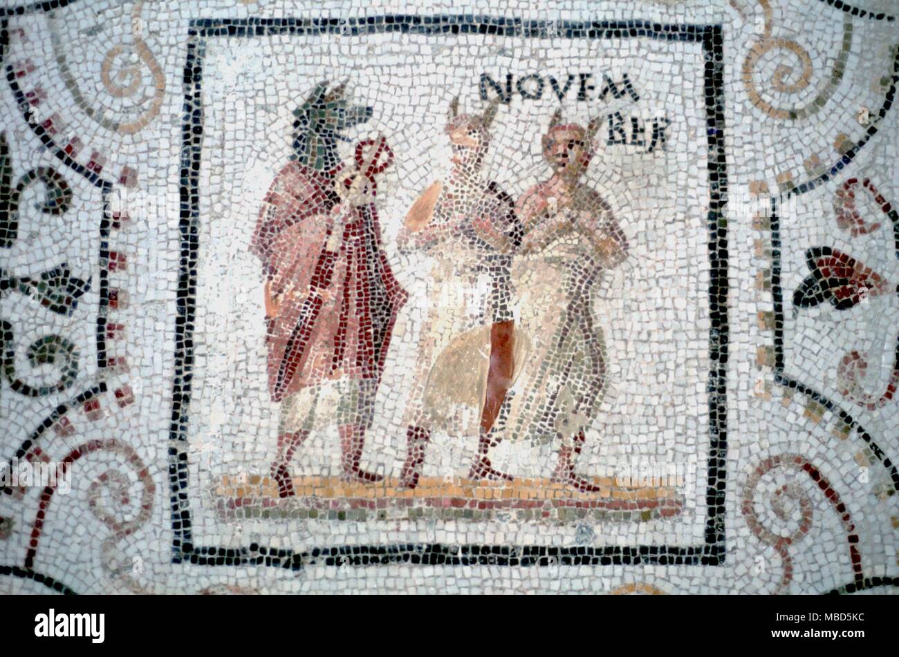 Le stagioni - Novembre. Dettaglio del cane con testa di mercurio come simbolo di novembre. Mosaico di epoca romana (c.III secolo D.C.), precedentemente a Thrysdus, ora nel museo di Sousse, Tunisia. Foto Stock