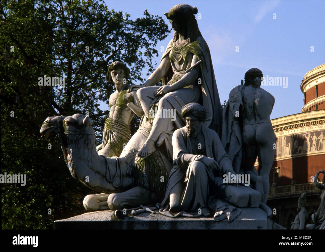 Londra - Albert Memorial (dettaglio) Egitto e del Medio Oriente di dominazioni, simboleggiato in uno dei quattro "Nazioni' raggruppati intorno all'Albert Memorial. Progettato da Gilbert Scott (1863 - 72) ©2006 Charles Walker / Foto Stock