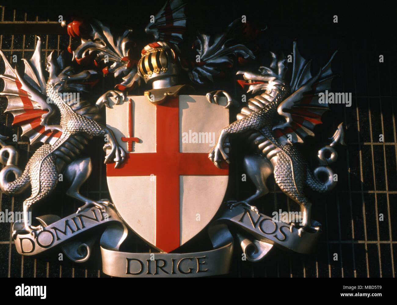 Londra, stemma Stemma della città di Londra, con wyvern/dragon sostenitori, sulla parete esterna della città di Londra stazione. ©2006 Charles Walker / Foto Stock