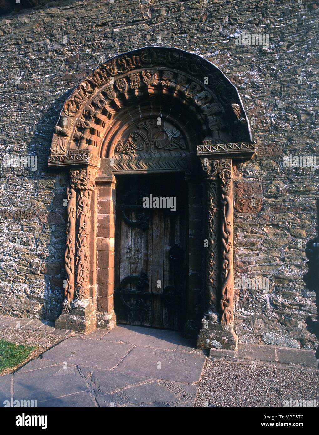 153. Inghilterra Norman porta della chiesa del XII secolo a Kilpeck Foto Stock