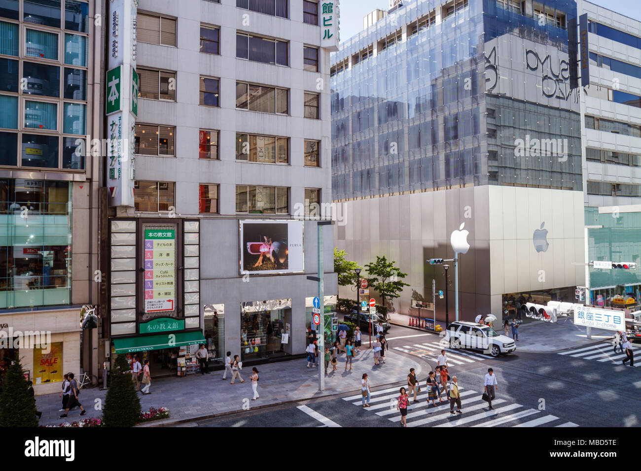 Tokyo Japan,Asia,Orient,Ginza,Chuo Dori Street,kanji,personaggi,simboli,Inglese Giapponese,shopping shopper shopping negozi mercati mercati mercati marketpla Foto Stock