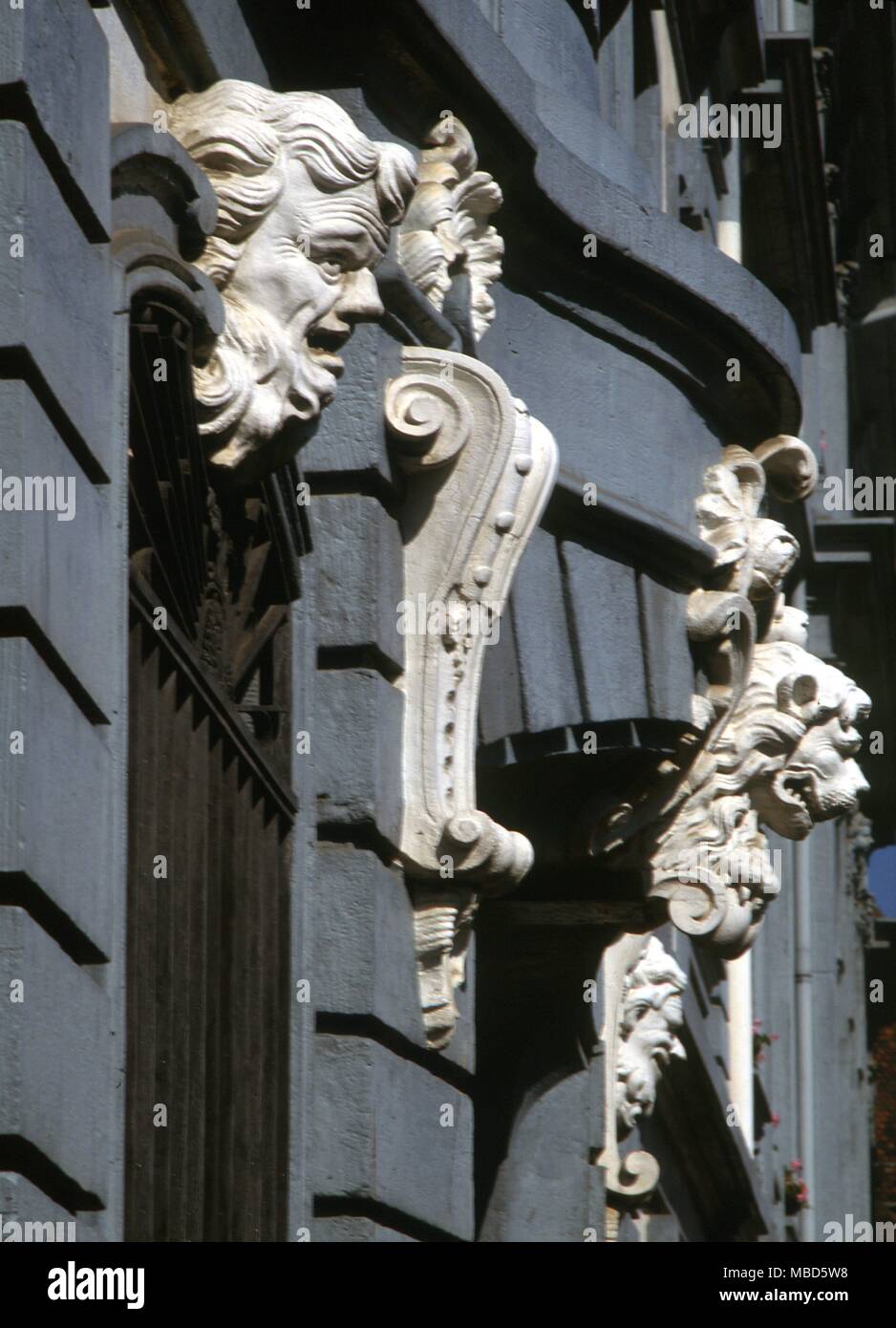 In Svizzera i volti e le maschere sulla facciata di una casa a Basilea Foto Stock