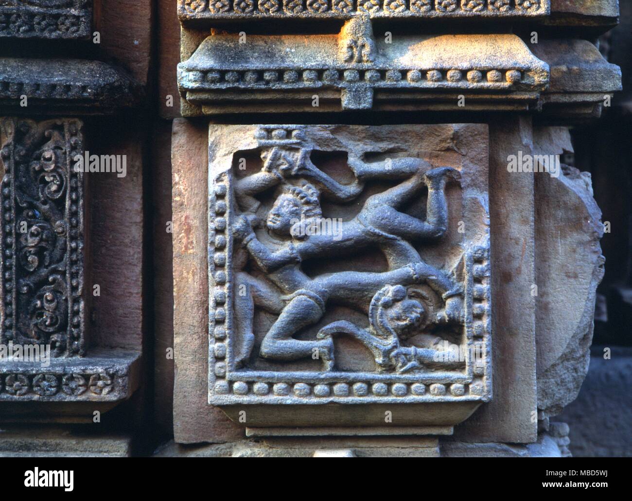 India - Bhubaneswar dettaglio del tempio di Mukteswar al tramonto. Un'immagine di tre figure composte da due figure Foto Stock