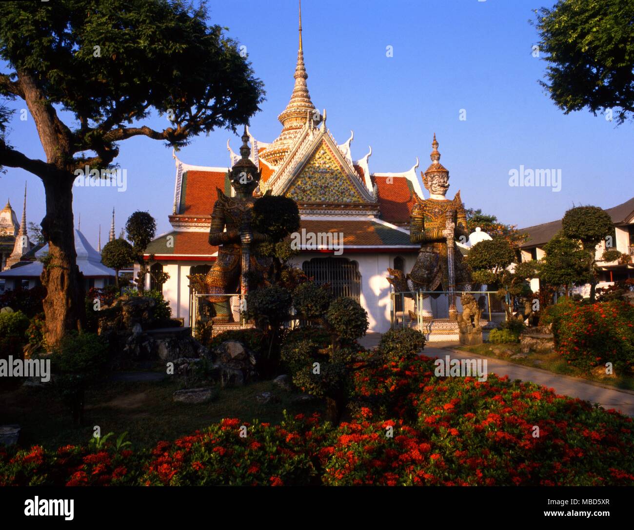 Thailandia - Wat Arun tempio il tempio dell'Alba, è uno dei più noti punti di riferimento e uno dei più pubblicato immagini di Bangkok Foto Stock
