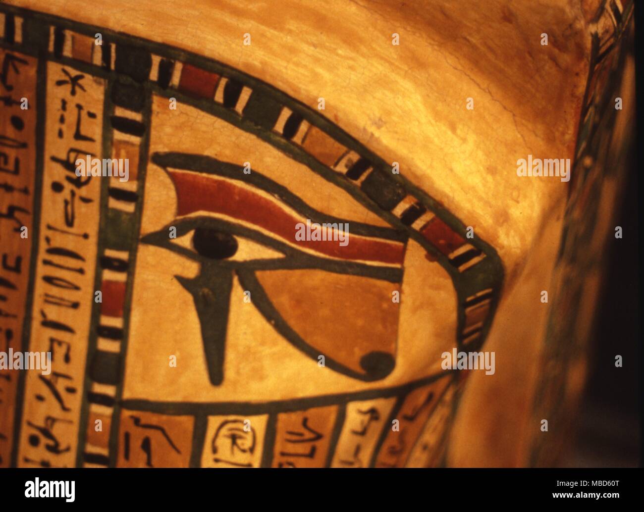 L'Egiziano ' occhio di Horus ' o protettivi udjat amuletic dispositivo, dipinta su una bara, c. 1000 BC Foto Stock
