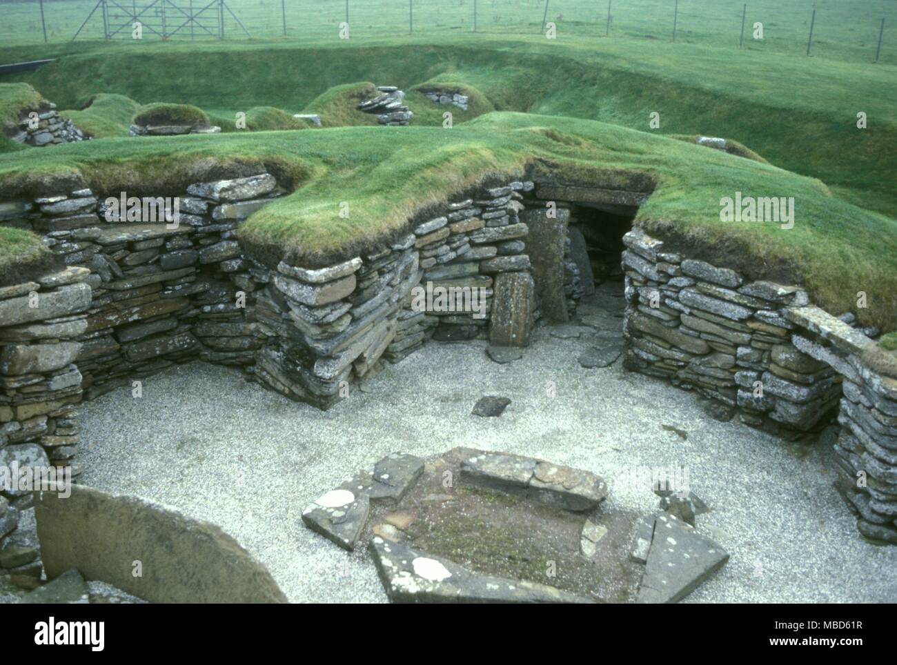 La Gran Bretagna Scara Brae rimane del manto erboso con tetto di abitazioni di pietra a Scara Brae terraferma Isole Orcadi Scozia Scotland Foto Stock